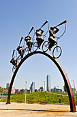 La Busqueda Skulptur an der Promenade des Mapocho-Flusses, im Hintergrund Finanzviertel Sanhattan, Santiago, Chile, Südamerika