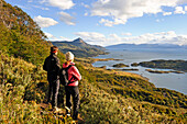 Wanderer blicken in die Wulaia Bay, Insel Navarino, Feuerland, Patagonien, Chile, Südamerika