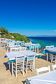 Restaurant mit Ausblick am Hang von Afitos, zwischen Nea Fokea und Kallithea, Gemeinde Kassandra, Chalkidiki, Ägäisches Meer, Griechenland