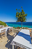 Restaurant mit Ausblick am Hang von Afitos, zwischen Nea Fokea und Kallithea, Gemeinde Kassandra, Chalkidiki, Ägäisches Meer, Griechenland