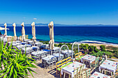 Restaurant am Strand von Afitos, zwischen Nea Fokea und Kallithea, Gemeinde Kassandra, Chalkidiki, Ägäisches Meer, Griechenland