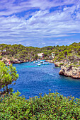 Boote in der Bucht Cala Figuera, Gemeindegebiet  Santanyí, Südostküste, Mallorca, Balearen, Spanien