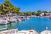 Der Hafen mit Booten, Bucht von Portopetro, Gemeindegebiet Santanyí, Südostküste, Mallorca, Balearen, Spanien