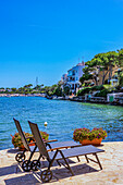 Liegestühle am Strand, Portopetro, Gemeindegebiet  Santanyí, Südostküste, Mallorca, Balearen, Spanien