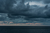 Wolkenhimmel im Sonnenuntergang über dem Schwarzen Meer, Georgien, Vorderasien