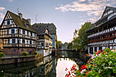 Quai de la Petite France mit Maison des Tanneurs an der l'Ill in Strasbourg im Département Bas-Rhin in der Region Grand Est im Elsass (Alsace) in Frankreich