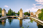 Blick auf Ponts Couverts und la Petite France an der l'Ill von Barrage Vauban in Strasbourg im Département Bas-Rhin in der Region Grand Est im Elsass (Alsace) in Frankreich