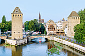 Blick auf Ponts Couverts und Straßburger Münster (Münster zu Strasbourg, Liebfrauenmünster, La Cathedrale Notre-Dame) von Barrage Vauban in Strasbourg im Département Bas-Rhin in der Region Grand Est im Elsass (Alsace) in Frankreich