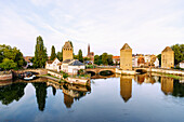 Blick auf Ponts Couverts und Straßburger Münster (Münster zu Strasbourg, Liebfrauenmünster, La Cathedrale Notre-Dame) von Barrage Vauban in Strasbourg im Département Bas-Rhin in der Region Grand Est im Elsass (Alsace) in Frankreich