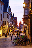 Grand Rue mit Blick auf St. Pierre-le-Vieux in Strasbourg im Département Bas-Rhin in der Region Grand Est im Elsass (Alsace) in Frankreich