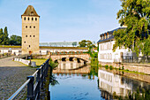 Blick auf Ponts Couverts, Barrage Vauban und Musée d'Art Moderne et Contemporain (MAMCS) von Rue des Moulins zwischen Square Suzanne Lacore und Quai Woerthel in Strasbourg im Département Bas-Rhin in der Region Grand Est im Elsass (Alsace) in Frankreich