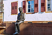 Bronzeskulptur von Albert Schweitzer am Place Saint-Thomas (Thomasplatz) in Strasbourg im Département Bas-Rhin in der Region Grand Est im Elsass (Alsace) in Frankreich