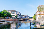 Brücke Pont du Corbeau und Musée Historique (Historisches Museum) an der l'Ill in Strasbourg im Département Bas-Rhin in der Region Grand Est im Elsass (Alsace) in Frankreich