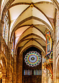 Mittelschiff mit Rosette über dem Mittelprtal und Schwalbennestorgel in der Cathédrale Notre-Dame (Straßburger Münster) in Strasbourg im Département Bas-Rhin in der Region Grand Est im Elsass (Alsace) in Frankreich