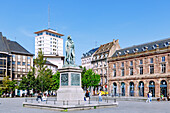 Place Kléber mit Denkmal für General Jean-Baptiste Kléber und klassizistischen Bauwerk l'Aubette in Strasbourg im Département Bas-Rhin in der Region Grand Est im Elsass (Alsace) in Frankreich