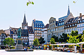 Place Kléber mit Büchermarkt, Denkmal für General Jean-Baptiste Kléber in Strasbourg im Département Bas-Rhin in der Region Grand Est im Elsass (Alsace) in Frankreich