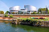 Palais des Droits de l'Homme (Europäischer Gerichtshof für Menschenrechte) von Architekt Richard Rogers mit den Rundbauten als Symbol der Waage der Gerechtigkeit im Quartier Européen (Europaviertel) am Bassin de l'Ill in Strasbourg im Département Bas-Rhin in der Region Grand Est im Elsass (Alsace) in Frankreich