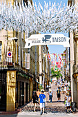 Mit bunten Farbstreifen und legendäre Drachenfigur Graoully (Grauli) geschmückte Altstadtstraße Rue Taison zum Colline Sainte-Croix in Metz im Département Moselle in der Region Grand Est in Frankreich