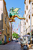 Mit bunten Farbstreifen und legendärere Drachenfigur Graoully (Grauli) geschmückte Altstadtstraße Rue Taison zum Colline Sainte-Croix in Metz im Département Moselle in der Region Grand Est in Frankreich