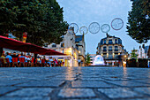 Place Drouet d'Erlon mit Cafés, Restaurants und Fontaine de la Solidarité (Pusteblume Brunnen) in Reims in der Weinbauregion Champagne im Département Marne in der Region Grande Est in Frankreich