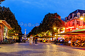  Place Drouet d&#39;Erlon with cafés, restaurants and Fontaine La Subé in Reims in the Champagne wine-growing region in the Marne department in the Grande Est region of France 