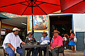 Einheimische Männer vor Restaurante Balcones, am Plaza de Bolivar, Filandia, Gebirgsort in den Anden, Departement Quindío, Kolumbien, Südamerika