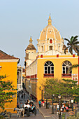 Altstadt mit Kirche Catedral de Santa Catalina de Alejandría, Cartagena de Indias, Departamento Bolívar, Karibik, Kolumbien, Südamerika