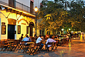 Cafe am Park 'Parque de los Novios' (Park der Bräutigame) bei Nacht, Santa Marta, Departamento del Magdalena, Karibik, Kolumbien, Südamerika