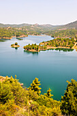 Blick auf den Kannaviou-Stausee in Berglandschaft, Bezirk Paphos, Zypern, östliches Mittelmeer