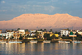 Blick auf das Westufer des Nils bei Luxor, Ägypten, Nordostafrika