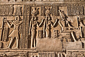 Relief im Tempel von Kom Ombo, den Göttern Sobek und Haroeris gewidmet, bei Assuan, Ägypten, Nordostafrika