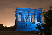 Ton- und Lichtshow im Tempel von Philae, Trajans Kiosk, Insel Agilkia, Assuan, Ägypten, Nordostafrika