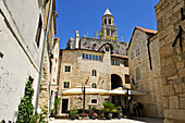 Tische im Innenhof, Hotel Vestibul Palace, im Diokletianspalast und Kathedrale St. Domnius, Altstadt, Split, Dalmatien, Kroatien, Südosteuropa