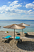 Liegestühle am einsamen Strand des Radisson Blu Resort, bei Split, Dalmatien, Kroatien, Südosteuropa