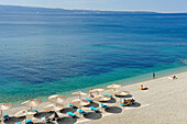 Liegestühle am einsamen Strand des Radisson Blu Resort, bei Split, Dalmatien, Kroatien, Südosteuropa