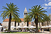 Restaurants in der Altstadt, Trogir, Nähe von Split, Dalmatien, Kroatien, Südosteuropa