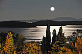 Mondlicht über den Hölleninseln (Pakleni Otoci) im Hintergrund, Insel Hvar, Kroatien, Dalmatien, Kroatien, Südosteuropa