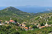 Blick auf Dorf Velo Grablje und Berge, Insel Hvar,  Dalmatien, Kroatien, Südosteuropa