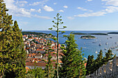 Blick auf die Stadt Hvar und vorgelagerte Inseln, Insel Hvar, Dalmatien, Kroatien, Südosteuropa