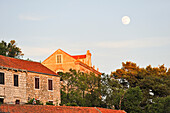 Huser in der Altstadt am Abend, Stadt Lastovo, Insel Lastovo, bei Dubrovnik, Kroatien, Dalmatien, Südosteuropa