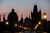 Prager Skyline, Auf der Karlsbrücke bei Morgendämmerung, Prager Altstadt, Prag, Tschechische Republik, Europa