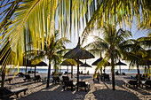 Kokospalmen und Liegestühle am Strand des Dinarobin Beachcomber Golf Resort & Spa, Le Morne, Rivière Noire, Insel Mauritius, Indischer Ozean