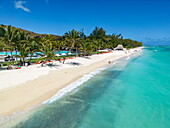 Luftaufnahme von Strand und Swimmingpool im Dinarobin Beachcomber Golf Resort & Spa, Le Morne, Rivière Noire, Insel Mauritius, Indischer Ozean