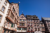  Half-timbered houses on the historic Bernkastel market square, Bernkastel-Kues, Rhineland-Palatinate, Germany, Europe 