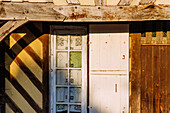 Fachwerkhaus mit Fensterdetail in Beuvron-en-Auge im Pays d'Auge im Département Calvados in der Region Normandie in Frankreich