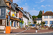 Hauptplatz und Café in Cambremer im Pays d'Auge im Département Calvados in der Region Normandie in Frankreich