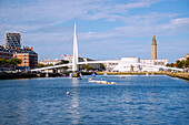 Bassin du Commerce, Fußgängerbrücke Passerelle de la Bourse, Alta Tower, Kulturzentrum Espace Oscar Niemeyer mit ›Grand Volcan‹ (Großer Vulkan) und ›Petit Volcan‹ (Kleiner Vulkan) und Kirche Saint-Joseph in Le Havre an der Alabasterküste (Côte d'Albatre, Cote d'Albatre) im Département Seine-Maritime in der Region Normandie in Frankreich