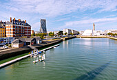 Bassin du Commerce, Alta Tower, Kulturzentrum Espace Oscar Niemeyer mit ›Grand Volcan‹ (Großer Vulkan) und ›Petit Volcan‹ (Kleiner Vulkan) und Kirche Saint-Joseph in Le Havre an der Alabasterküste (Côte d'Albatre, Cote d'Albatre) im Département Seine-Maritime in der Region Normandie in Frankreich