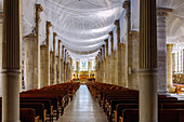 Innenraum der Cathedrale Notre-Dame mit gespannten Netzen in Le Havre an der Alabasterküste (Côte d'Albatre, Cote d'Albatre) im Département Seine-Maritime in der Region Normandie in Frankreich