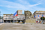 Kriegerdenkmal Monument aux Morts auf der Place Général de Gaulle (Platz General de Gaulle) und Wohnhäuser von Auguste Perret in Le Havre an der Alabasterküste (Côte d'Albatre, Cote d'Albatre) im Département Seine-Maritime in der Region Normandie in Frankreich